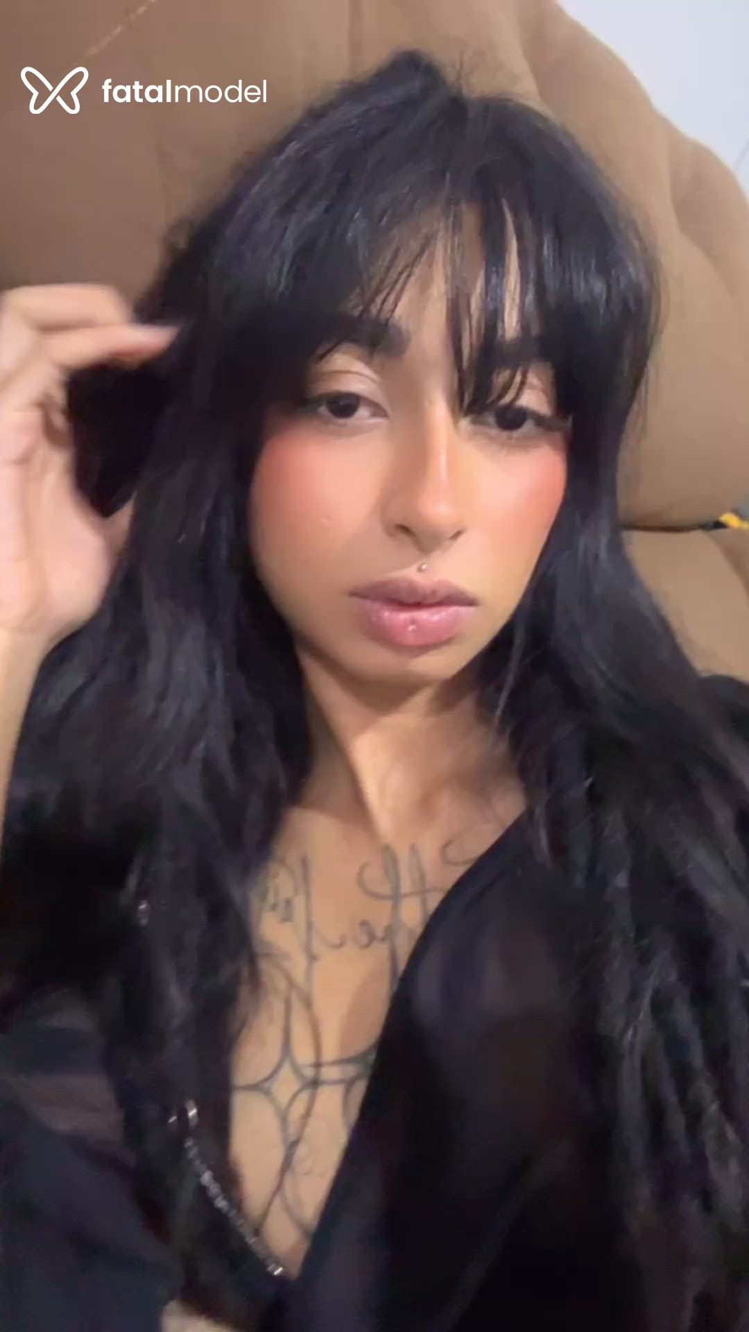 Acompanhante mulher morena (o) de olhos pretos - Lua