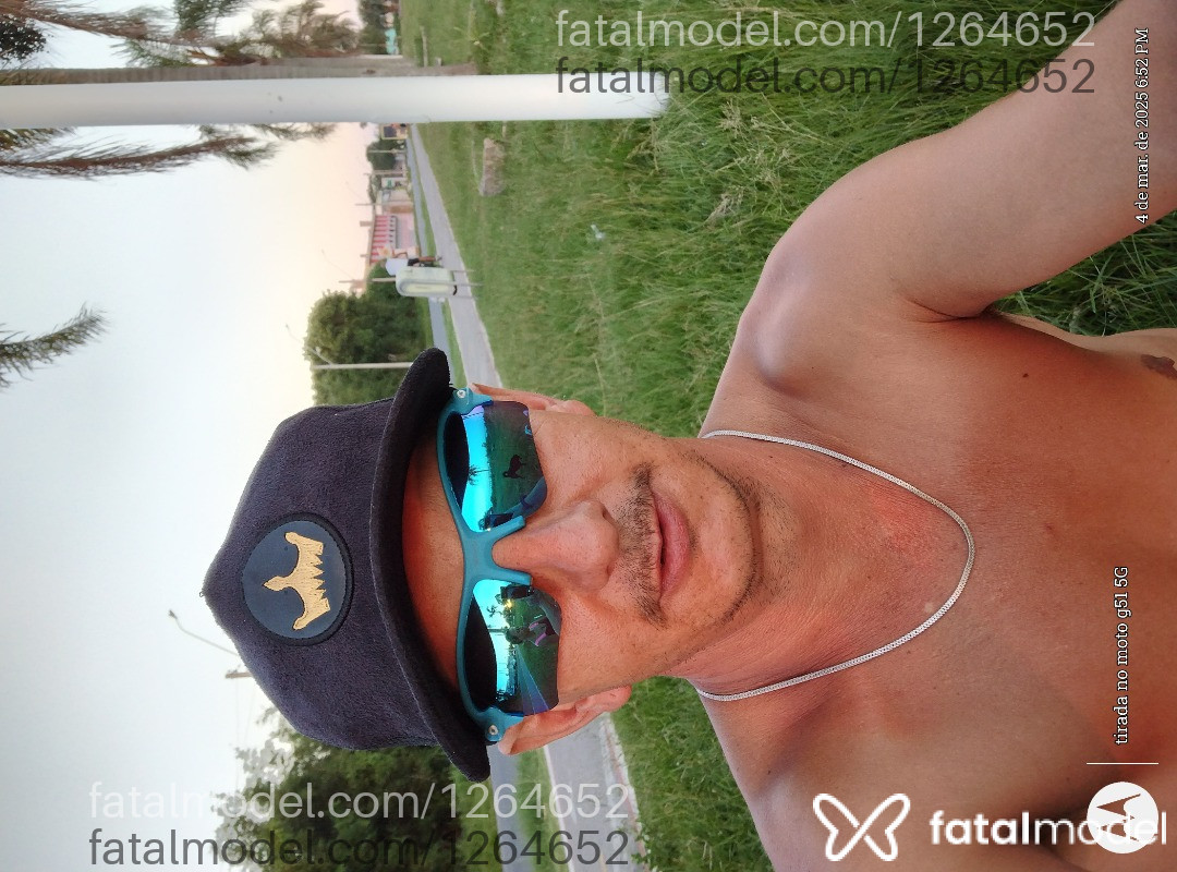 Acompanhante homem com cabelo castanho de olhos castanhos em Virtual Acompanhante homem com cabelo castanho de olhos castanhos em Virtual - Alemao