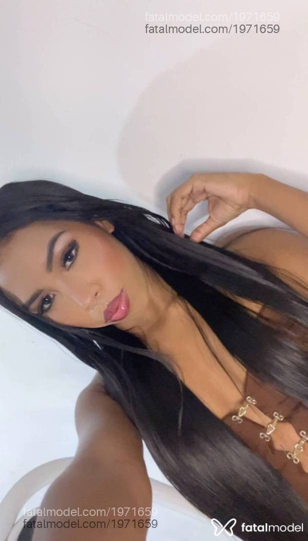 Acompanhante mulher com cabelo castanho de olhos pretos - Evyla