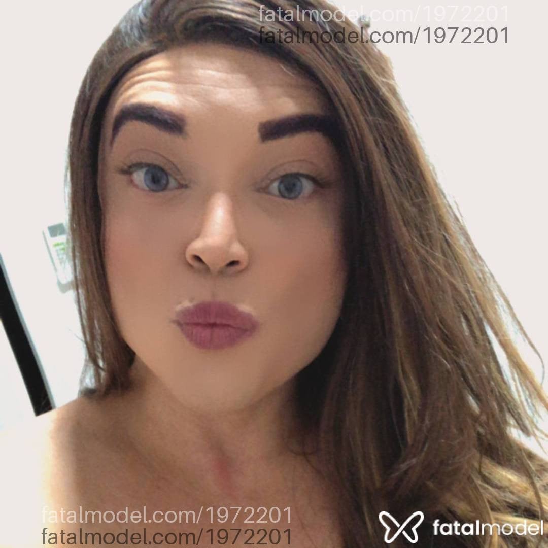 Acompanhante mulher trans loira (o) de olhos azuis - Lorena