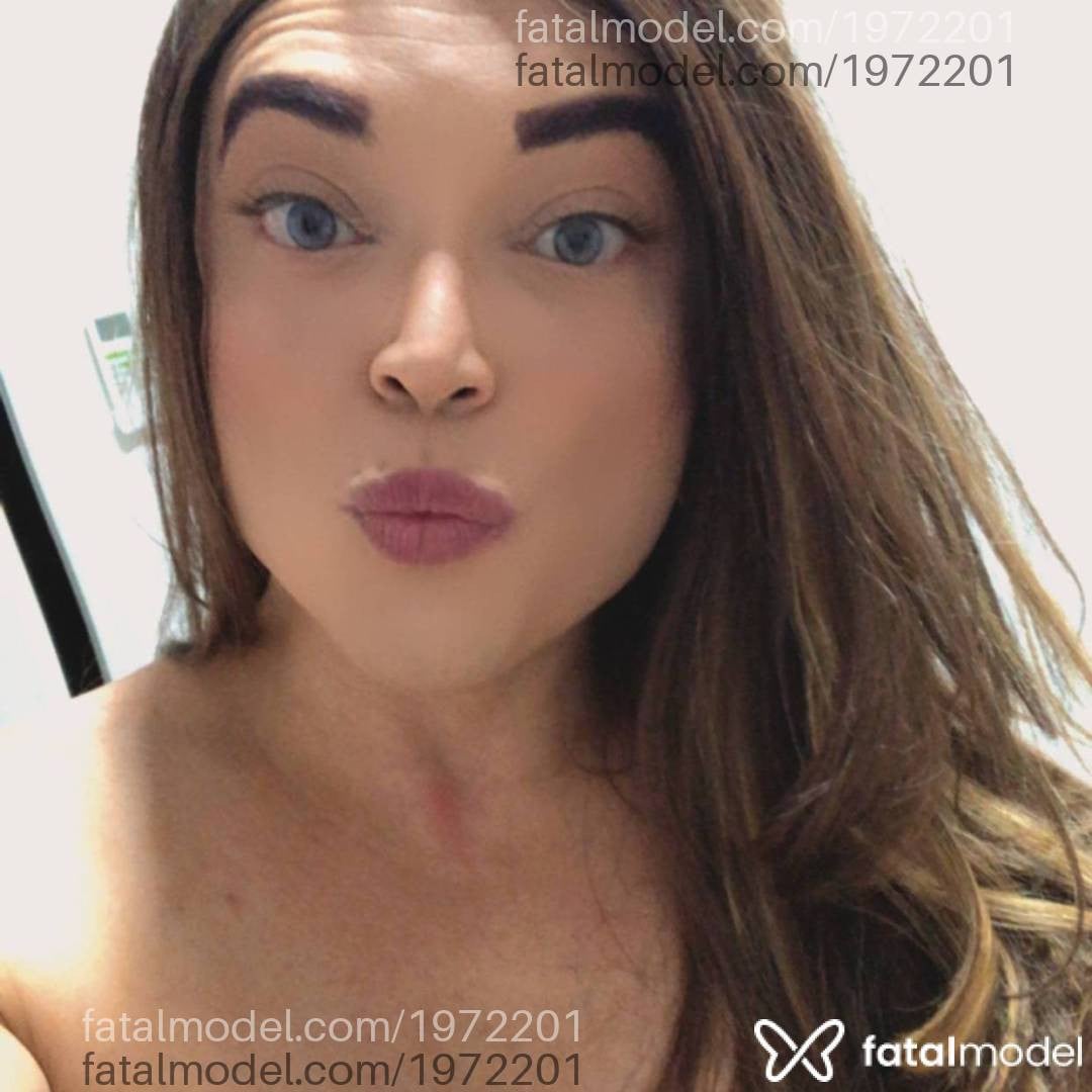 Acompanhante mulher trans loira (o) de olhos azuis - Lorena