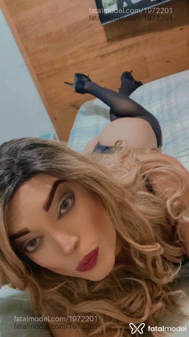 Acompanhante mulher trans loira (o) de olhos azuis - Lorena