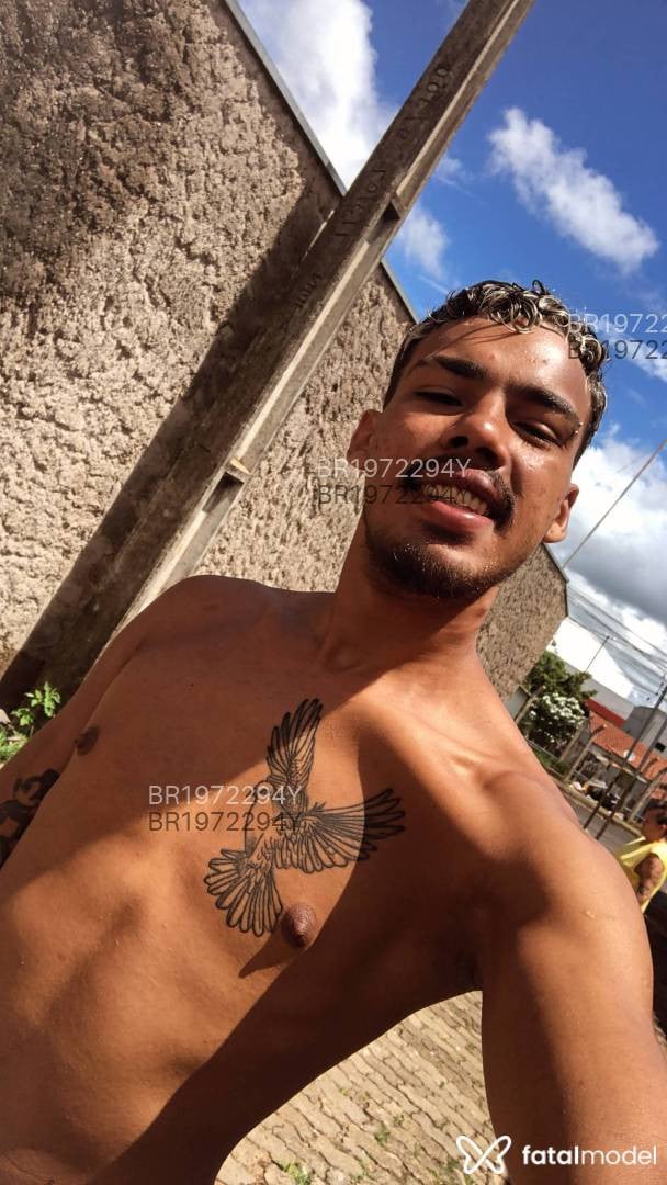 Acompanhante não-binário com cabelo castanho de olhos mel em Uberlândia - Vitinho