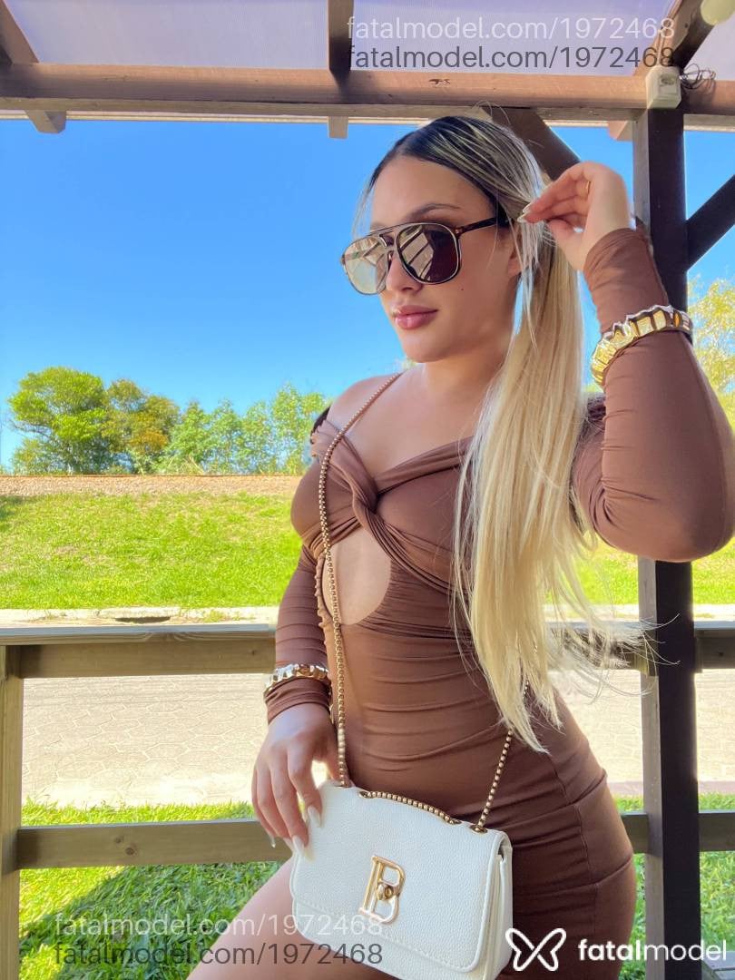 Acompanhante mulher loira (o) de olhos castanhos - Isis