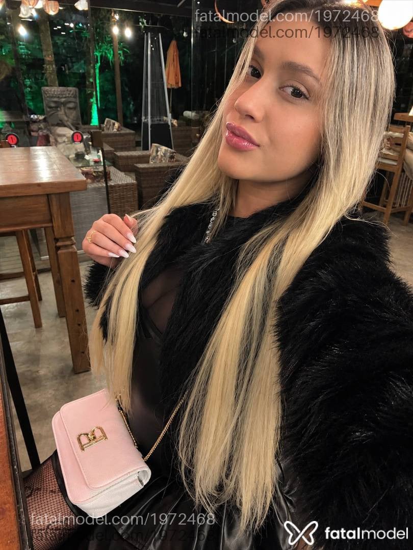 Acompanhante mulher loira (o) de olhos castanhos - Isis