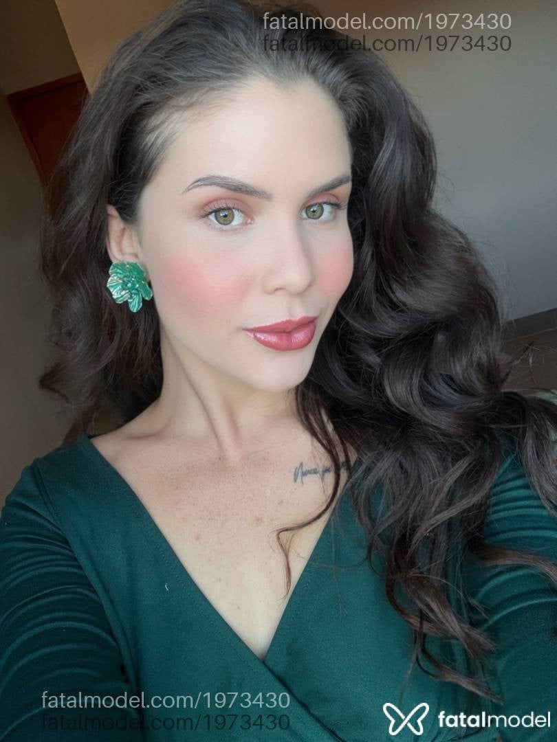 Acompanhante mulher com cabelo castanho de olhos verdes - Kamilla