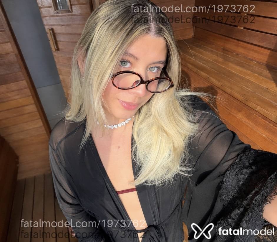 Acompanhante mulher trans loira (o) de olhos azuis - Liz Scheneiderr