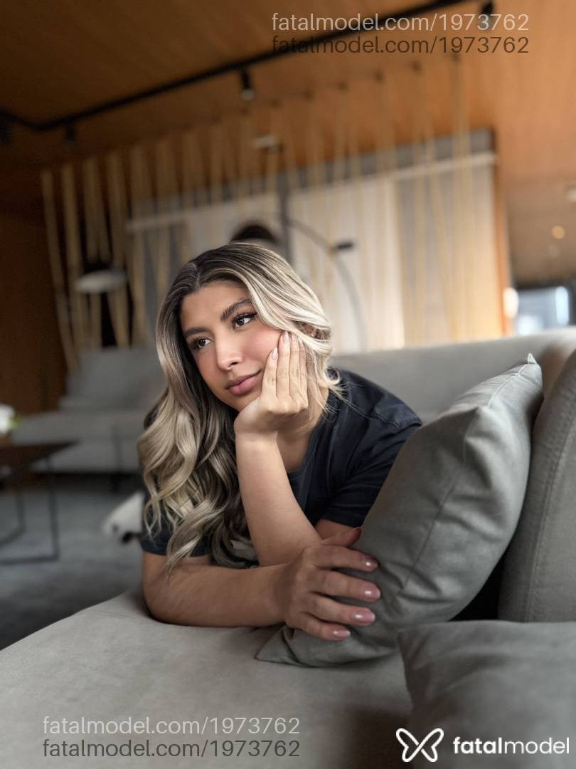 Acompanhante mulher trans loira (o) de olhos azuis - Liz Scheneiderr