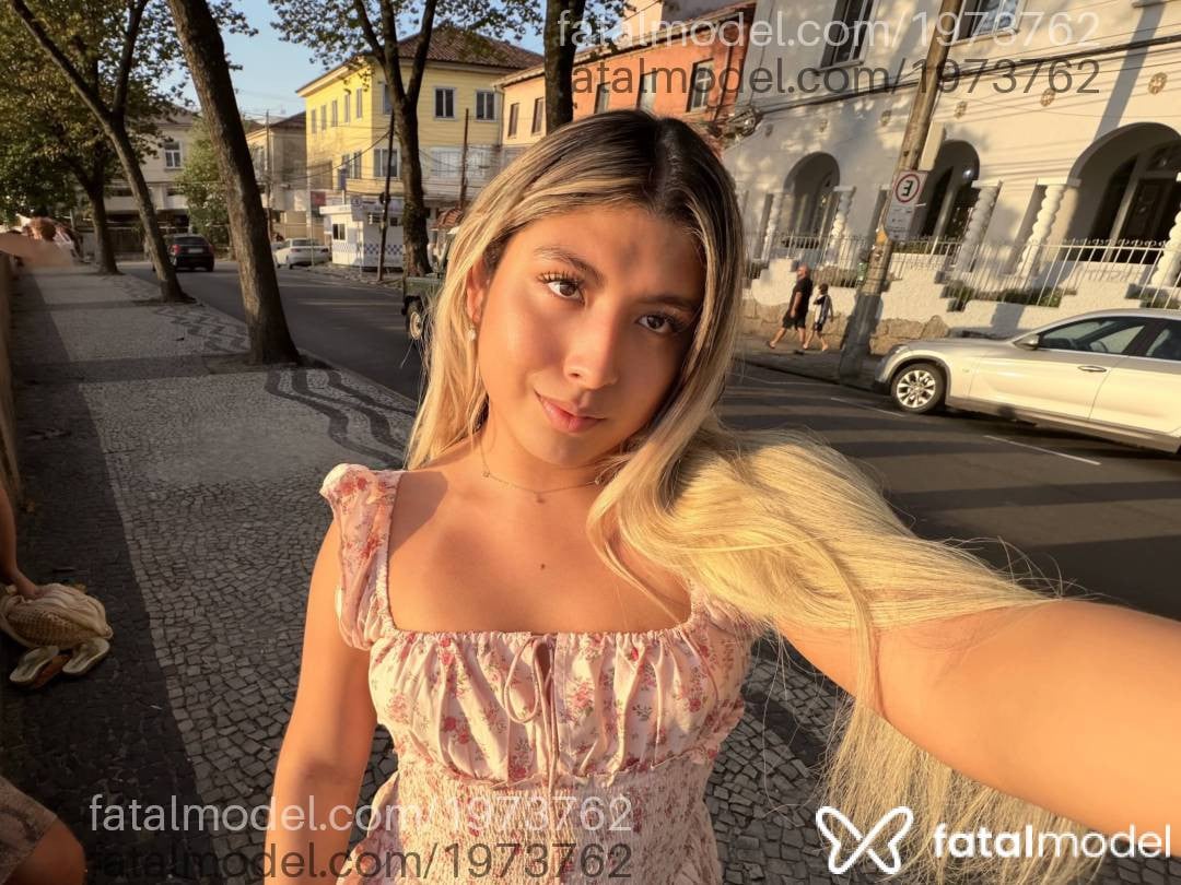 Acompanhante mulher trans loira (o) de olhos azuis - Liz Scheneiderr