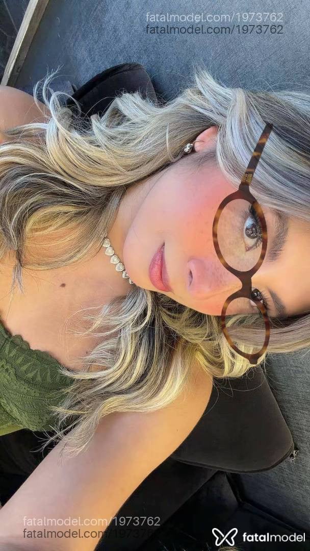 Acompanhante mulher trans loira (o) de olhos azuis - Liz Scheneiderr