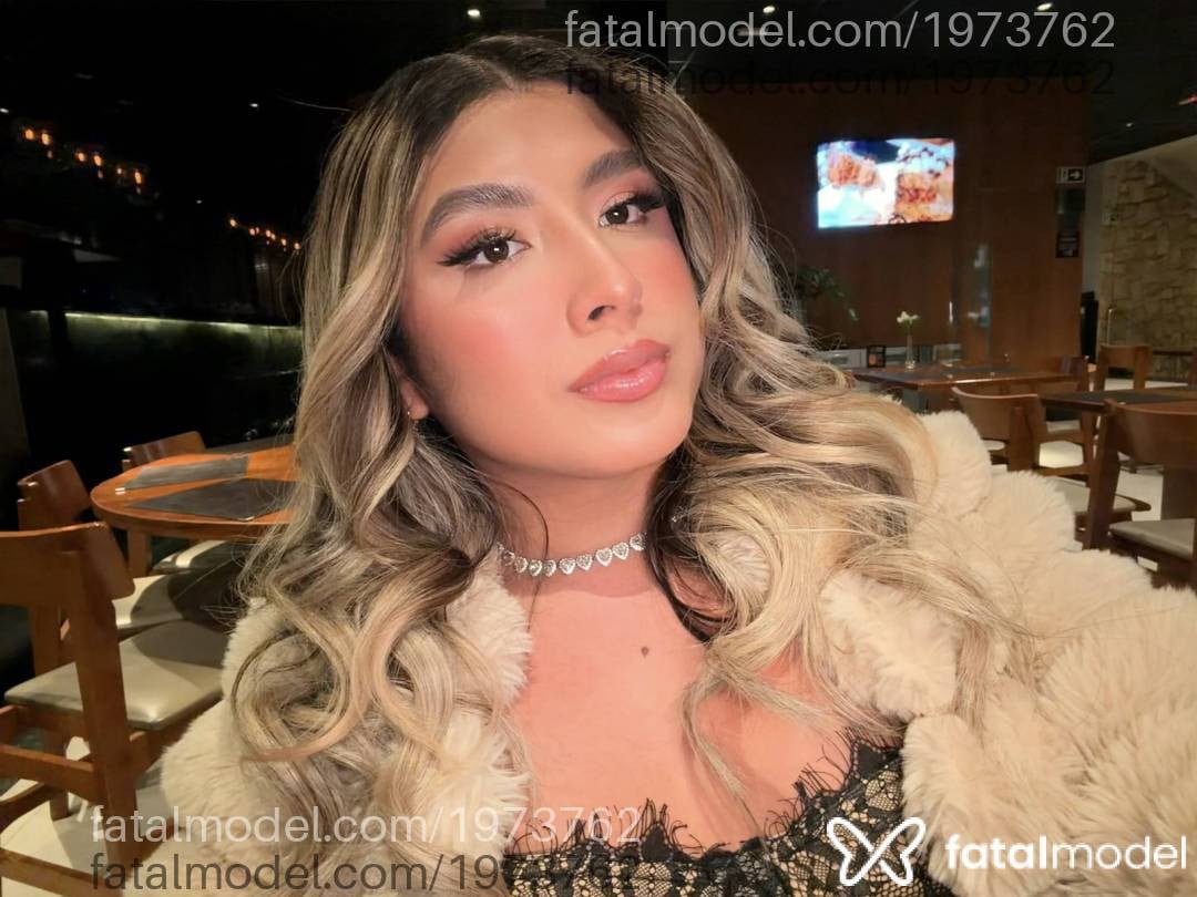 Acompanhante mulher trans loira (o) de olhos azuis - Liz Scheneiderr