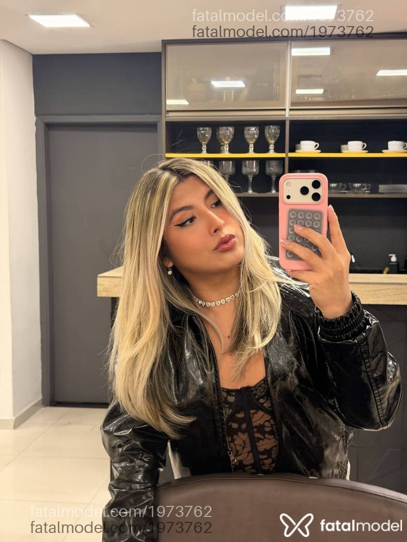Acompanhante mulher trans loira (o) de olhos azuis - Liz Scheneiderr