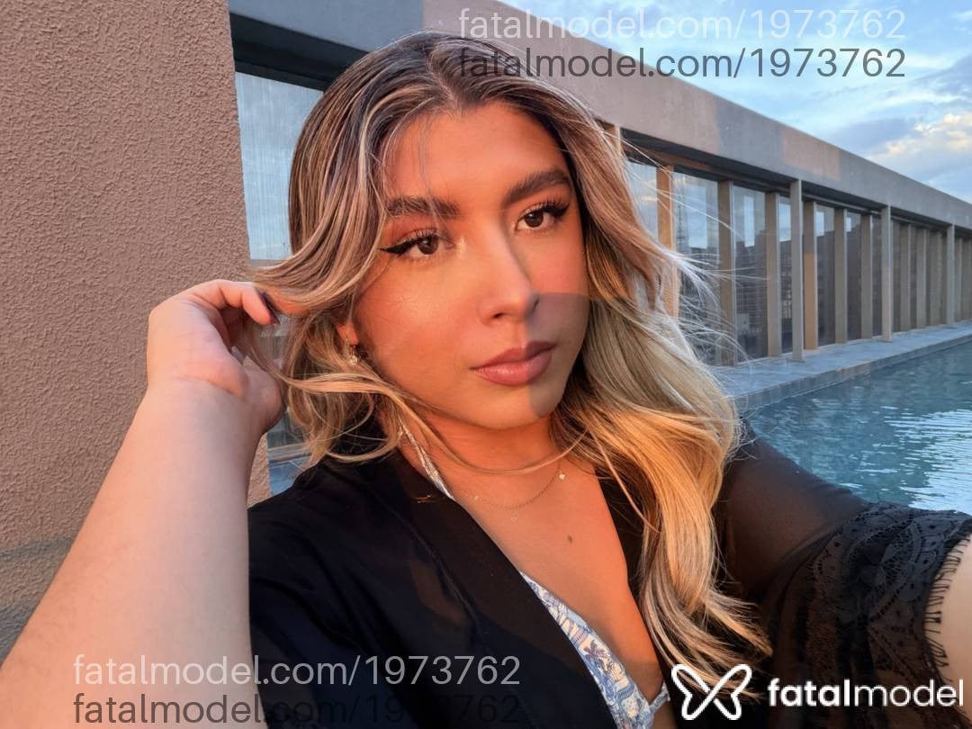 Acompanhante mulher trans loira (o) de olhos azuis - Liz Scheneiderr