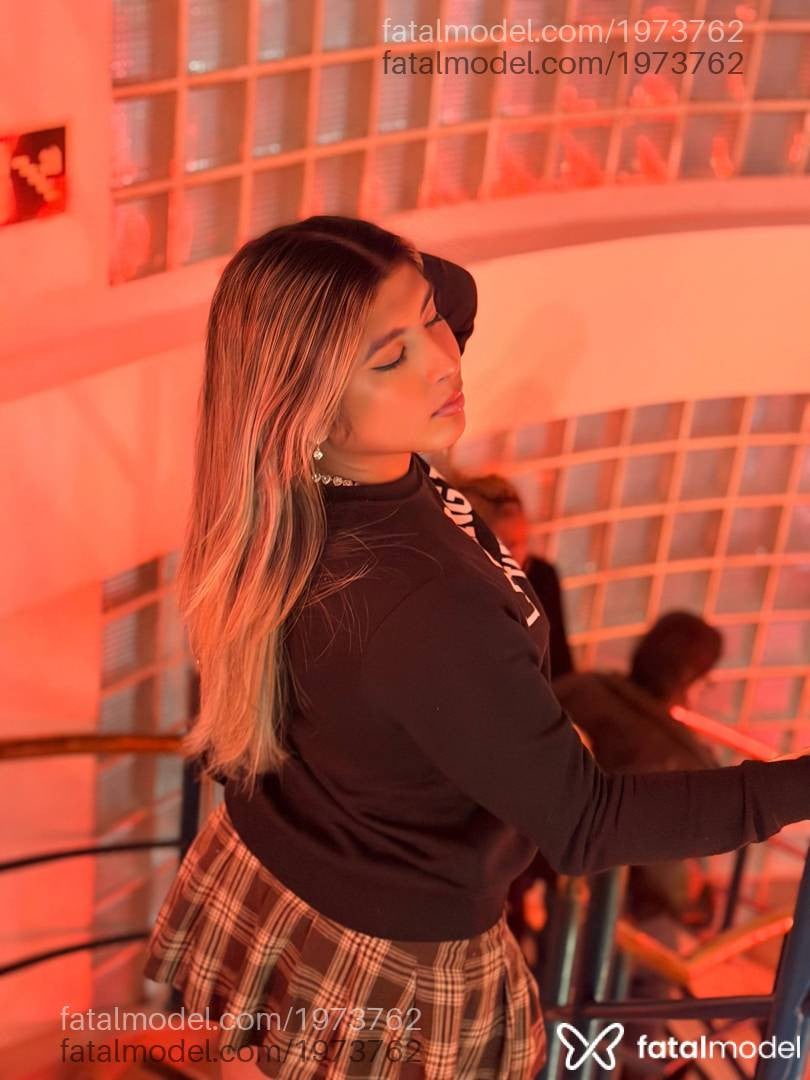 Acompanhante mulher trans loira (o) de olhos azuis - Liz Scheneiderr