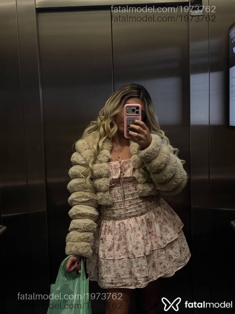 Acompanhante mulher trans loira (o) de olhos azuis - Liz Scheneiderr