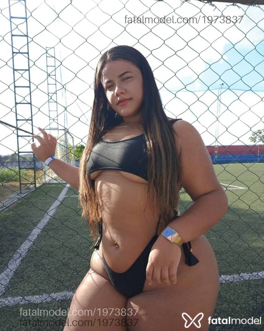 Acompanhante mulher loira (o) de olhos pretos - Carla