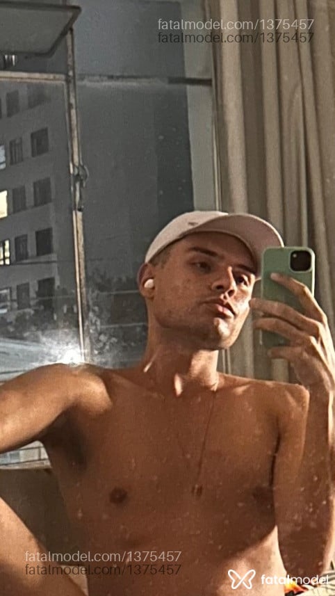 Acompanhante homem com cabelo castanho de olhos castanhos em Curitiba Acompanhante homem com cabelo castanho de olhos castanhos em Curitiba - Fernando