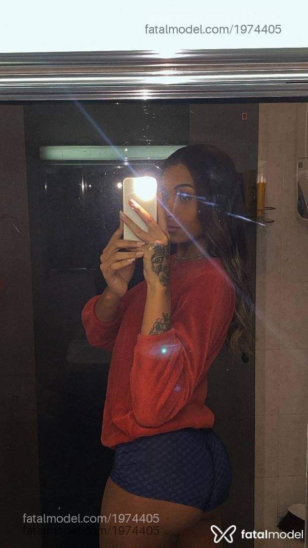 Acompanhante mulher trans morena (o) de olhos pretos - Manuella Safra