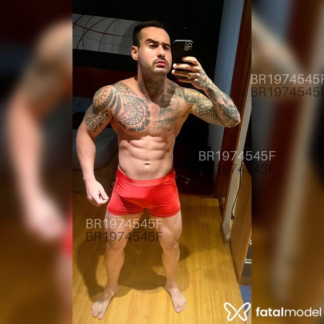 Acompanhante homem com cabelo castanho de olhos castanhos - Jameswolf