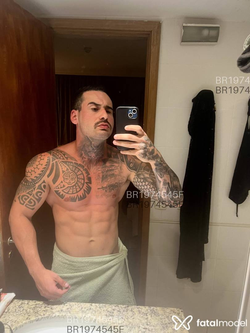 Acompanhante homem com cabelo castanho de olhos castanhos - Jameswolf