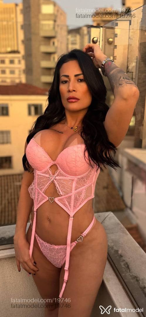 Acompanhante mulher com cabelo castanho de olhos pretos - Paola Andrade