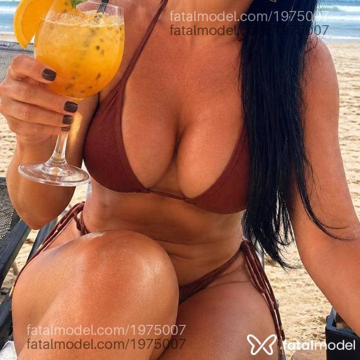 Acompanhante mulher morena (o) de olhos castanhos - Mia Moraes