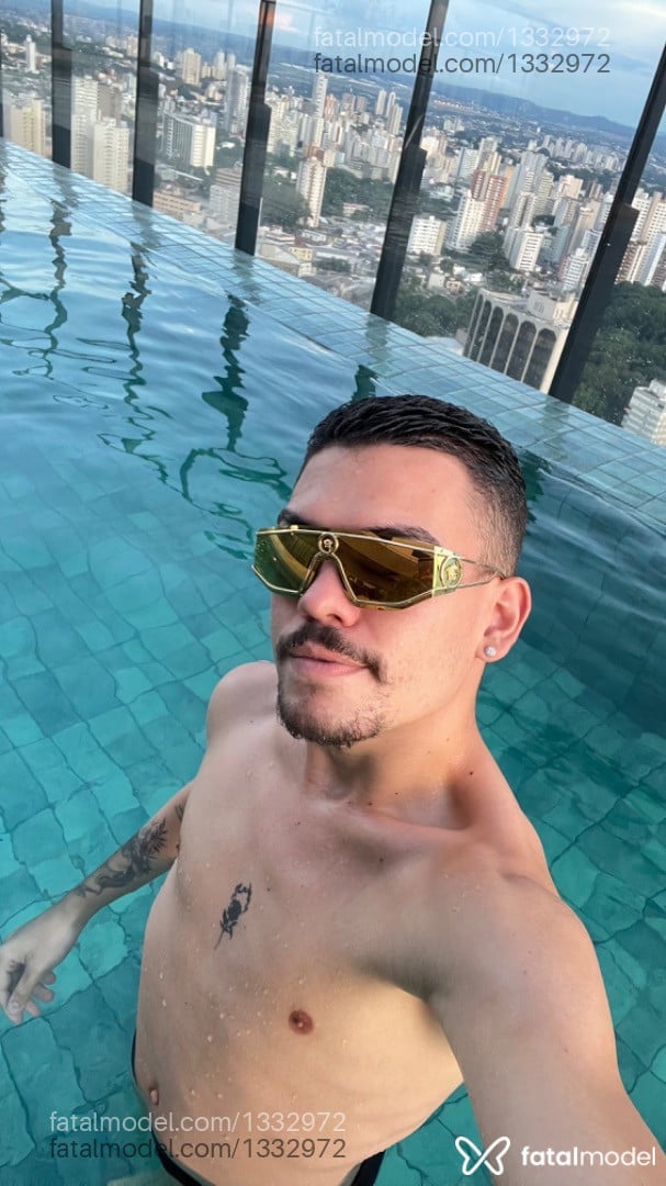Acompanhante homem com cabelo castanho de olhos castanhos em Goiânia - Vittor Silva