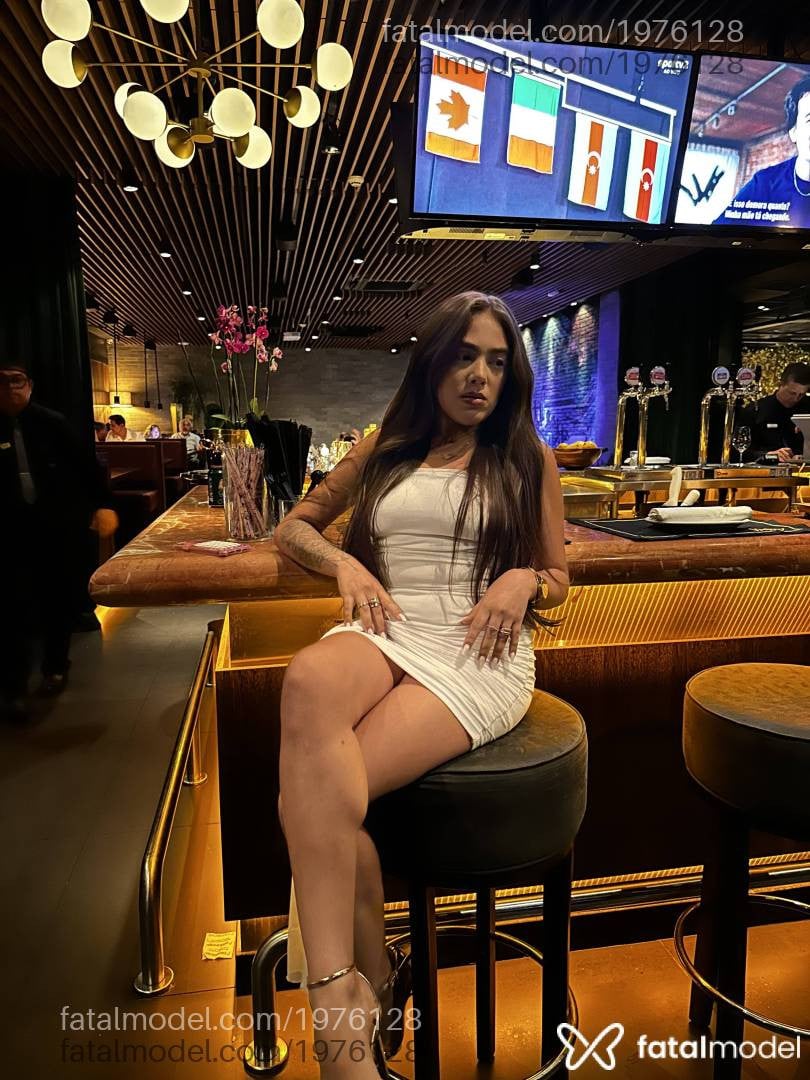 Acompanhante mulher com cabelo castanho de olhos mel - Pietra Vasconcelos