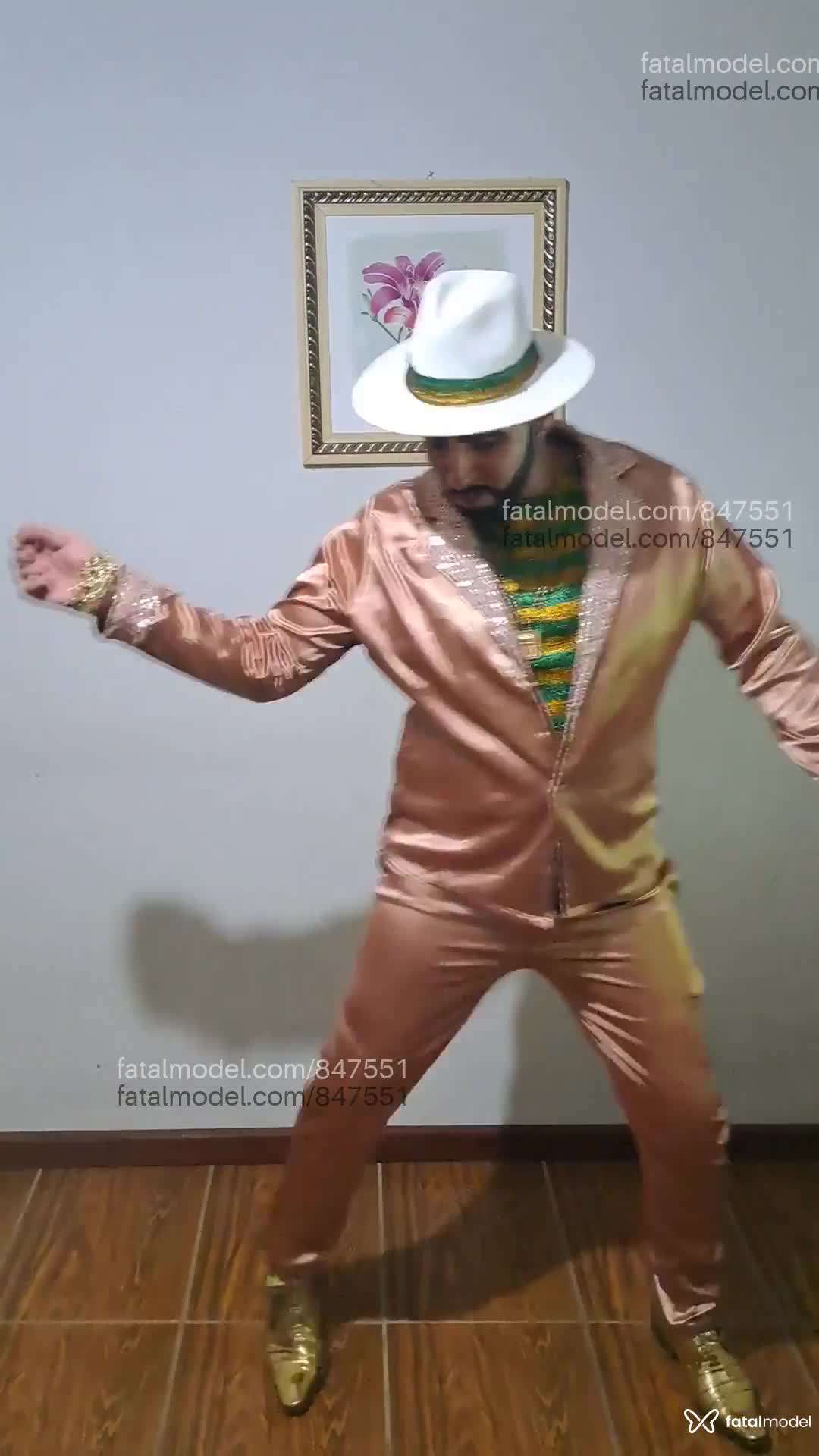 Acompanhante homem com cabelo castanho de olhos mel - Mykey Marcello Acompanhante homem com cabelo castanho de olhos mel - Mykey Marcello