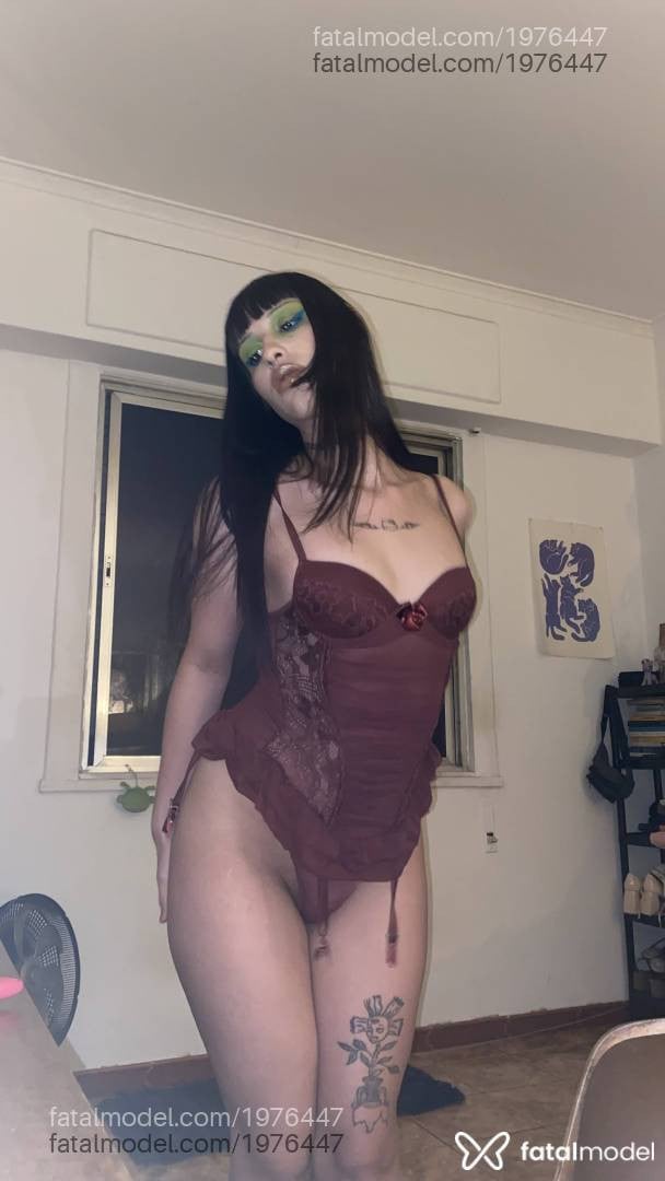 Acompanhante mulher trans morena (o) de olhos castanhos - Kali