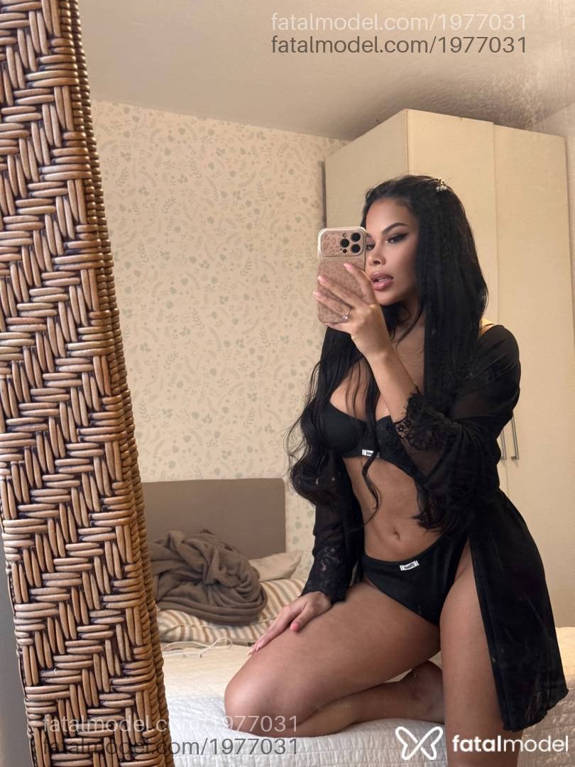 Acompanhante mulher morena (o) de olhos azuis - Jade Milani