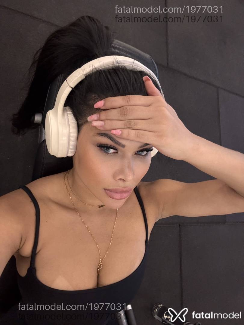 Acompanhante mulher morena (o) de olhos azuis - Jade Milani