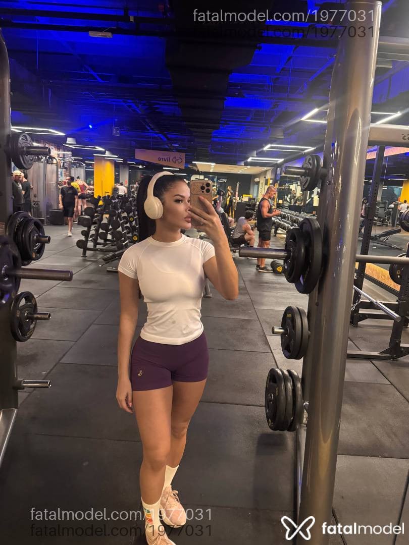 Acompanhante mulher morena (o) de olhos azuis - Jade Milani