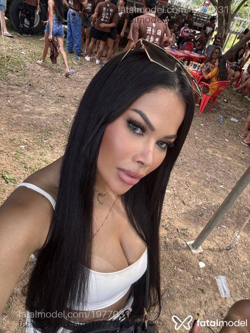 Acompanhante mulher morena (o) de olhos azuis - Jade Milani