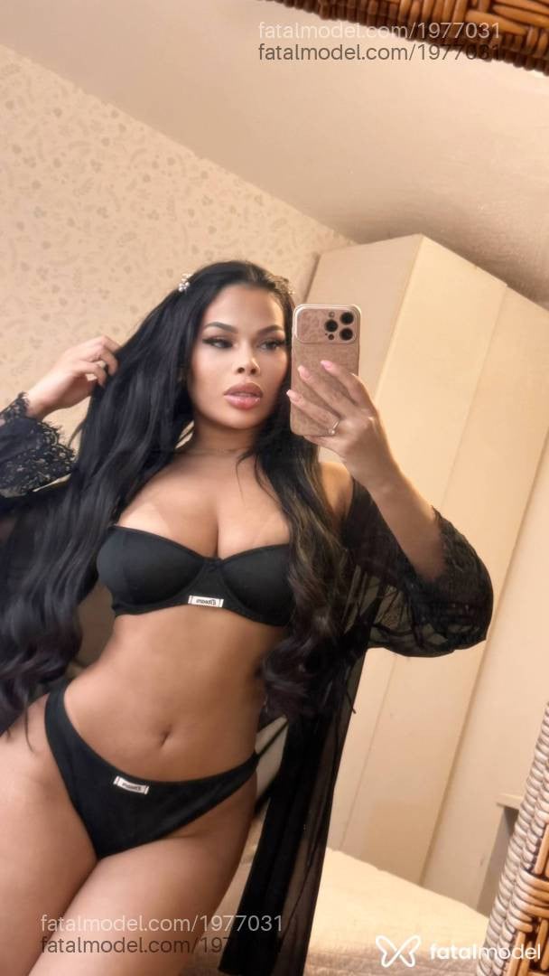 Acompanhante mulher morena (o) de olhos azuis - Jade Milani