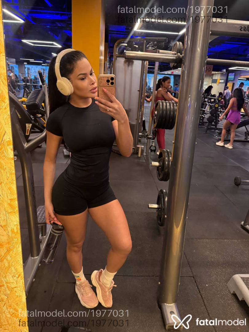 Acompanhante mulher morena (o) de olhos azuis - Jade Milani