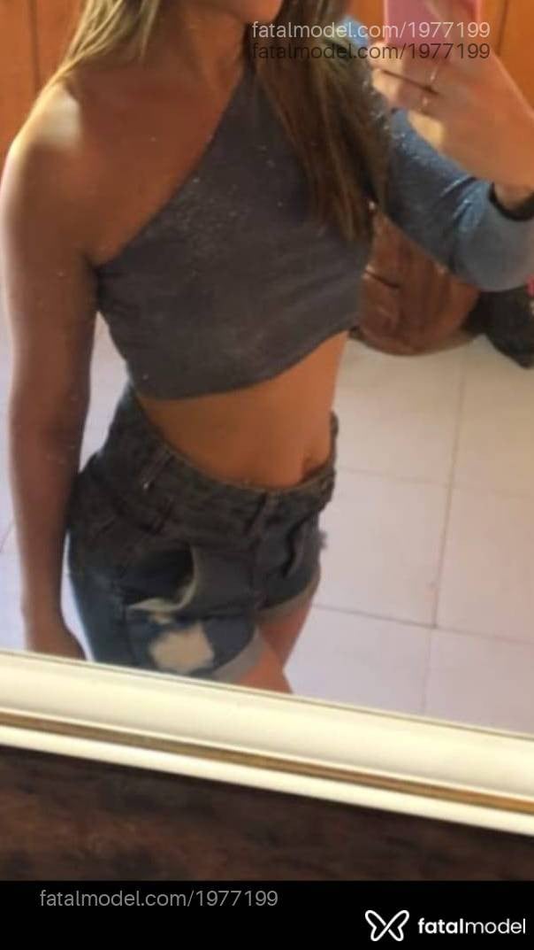 Acompanhante mulher loira (o) de olhos castanhos - Hellen