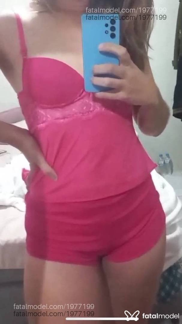 Acompanhante mulher loira (o) de olhos castanhos - Hellen