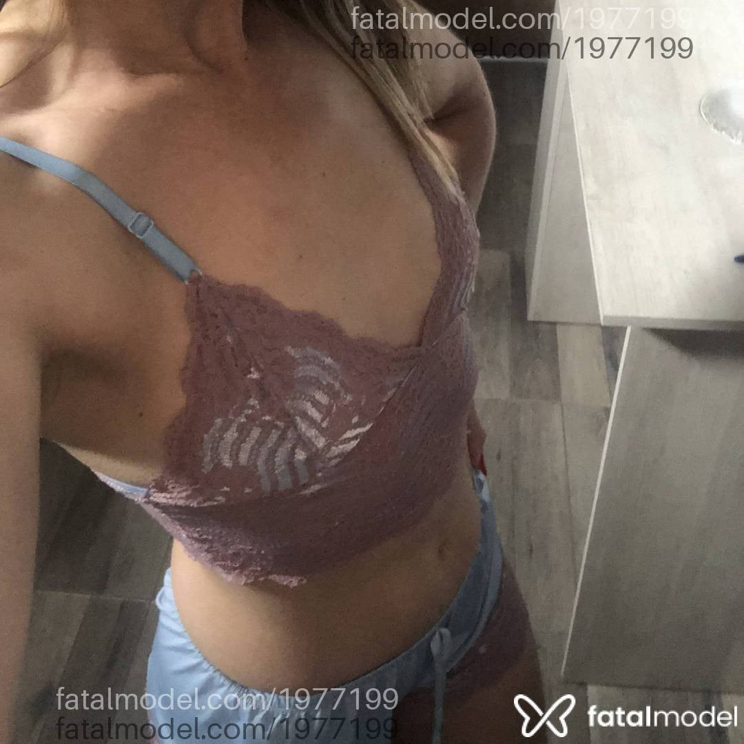 Acompanhante mulher loira (o) de olhos castanhos - Hellen