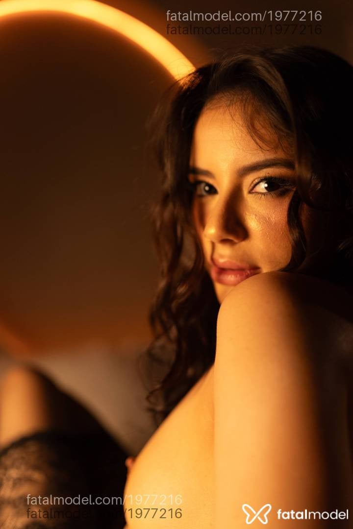 Acompanhante mulher morena (o) de olhos pretos - Jaqueline Rossatto