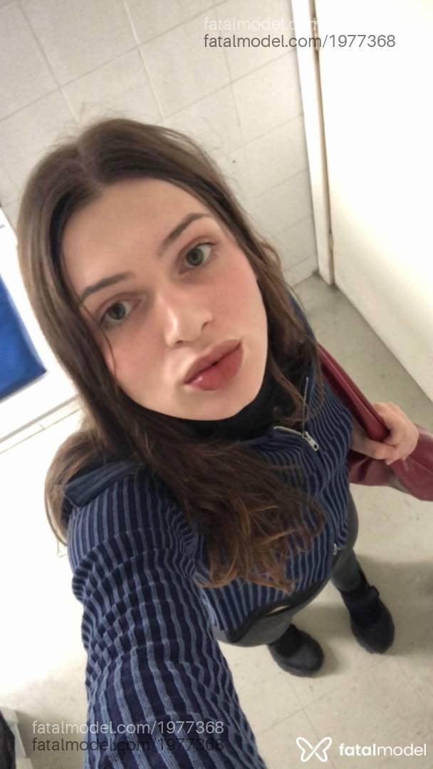 Acompanhante mulher trans com cabelo castanho de olhos verdes - Regina
