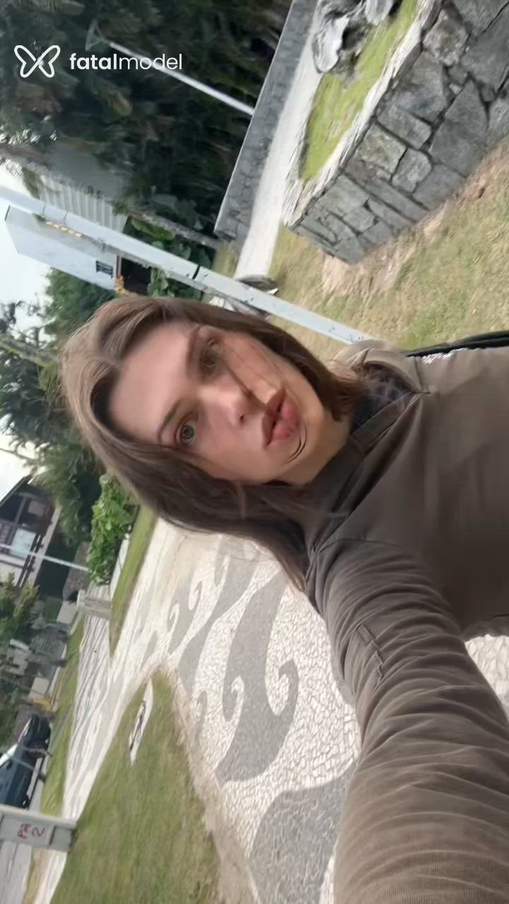 Acompanhante mulher trans com cabelo castanho de olhos verdes - Regina