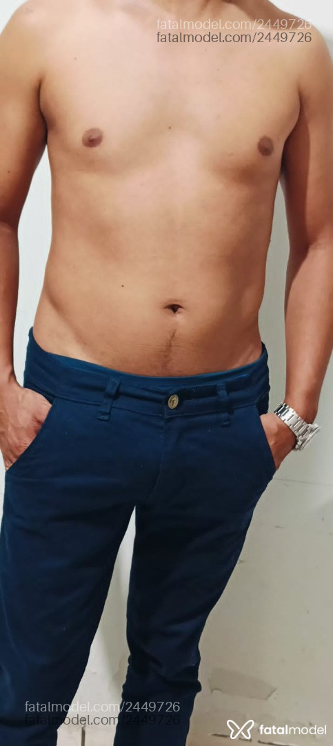 Acompanhante homem com cabelo castanho de olhos pretos - Ricardo