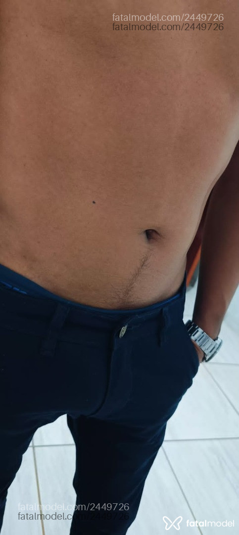 Acompanhante homem com cabelo castanho de olhos pretos - Ricardo
