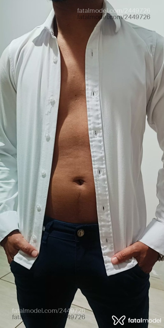 Acompanhante homem com cabelo castanho de olhos pretos - Ricardo