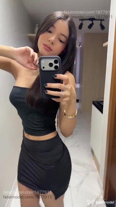 Acompanhante mulher com cabelo castanho de olhos castanhos - Melli Acompanhante mulher com cabelo castanho de olhos castanhos - Melli