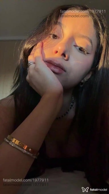 Acompanhante mulher com cabelo castanho de olhos castanhos - Melli Acompanhante mulher com cabelo castanho de olhos castanhos - Melli