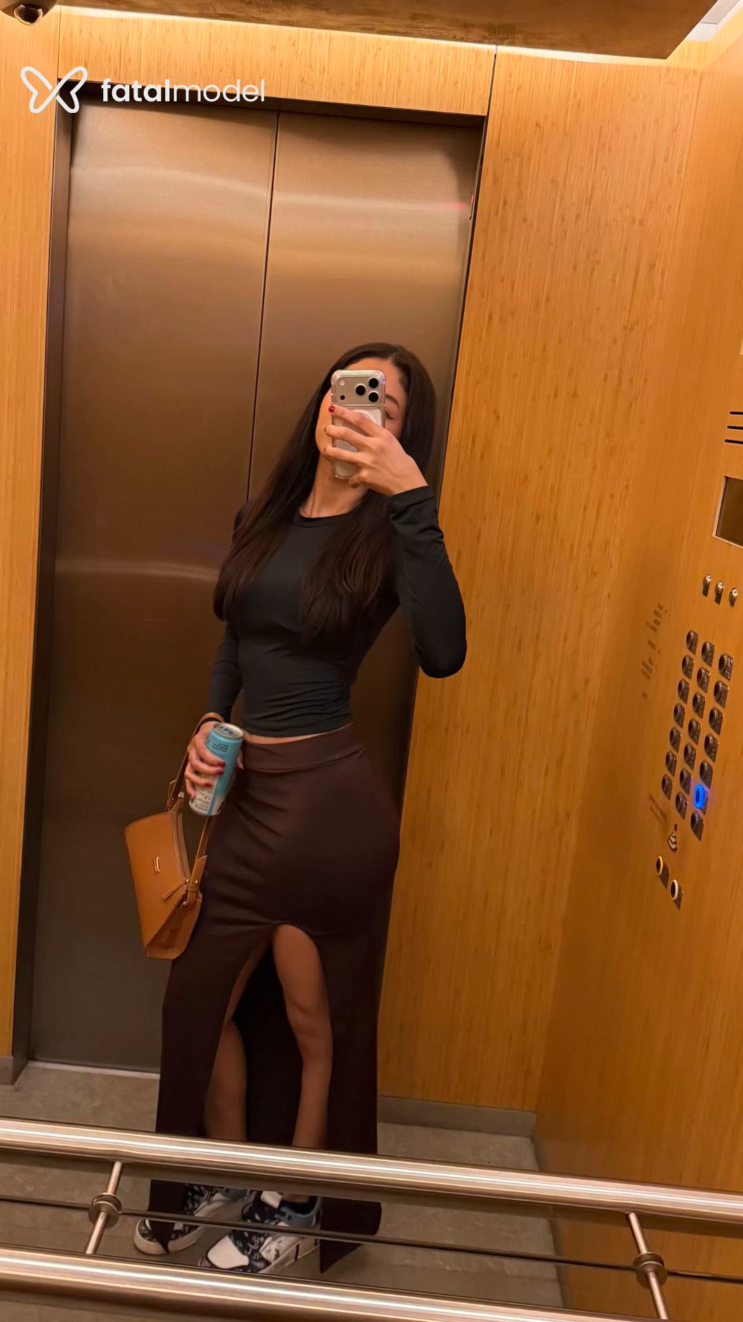 Acompanhante mulher com cabelo castanho de olhos castanhos - Melli