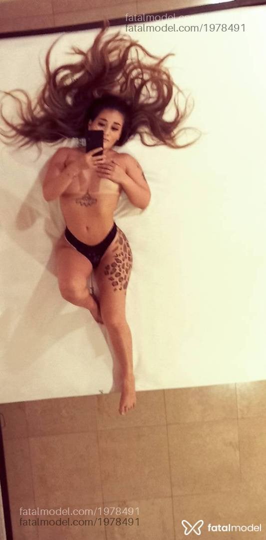 Acompanhante mulher com cabelo castanho de olhos pretos - Andressa Steinbach