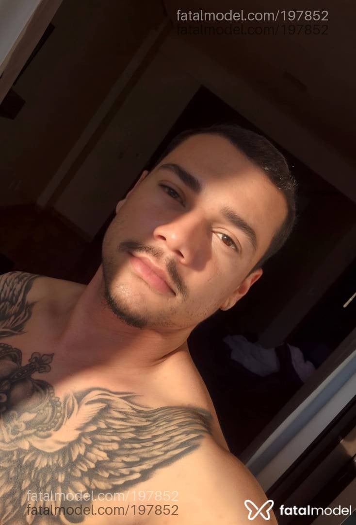 Acompanhante homem morena (o) de olhos castanhos em Chapecó - Derick Martins